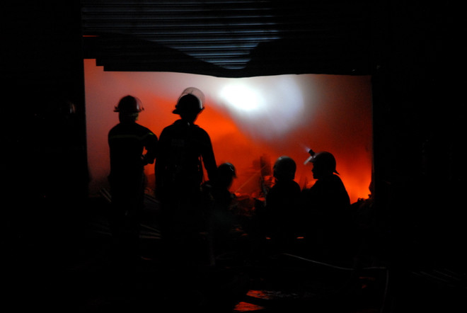 Cháy lớn tại xưởng sản xuất nệm mút ở Thành phố Hồ Chí Minh ảnh 1