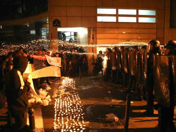 6.000 người biểu tình ở Paris phản đối vụ bắn chết công dân Trung Quốc ảnh 1