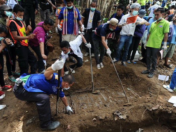 Malaysia phát hiện hơn 100 ngôi mộ tập thể của người di cư ảnh 1