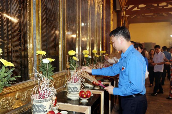 Ban Bí thư Trung ương Đoàn dâng hương tưởng niệm các Anh hùng Liệt sỹ ảnh 1