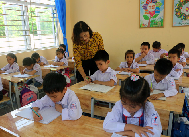 Tiết học của lớp 1C trường Tiểu học Lê Hồng Phong, thành phố Phủ Lý, tỉnh Hà Nam. (Ảnh: Đại Nghĩa/TXVN) Năm 2020 dành nhiều thời gian cho chương trình giáo dục phổ thông mới ảnh 2