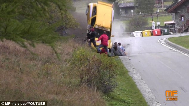 Thoát chết thần kỳ trong vụ tai nạn kinh hoàng ở đường đua ảnh 2