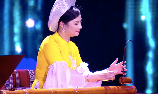 Đàn bầu Việt Nam tại buổi trình diễn. (Nguồn: VIetnam+) Hòa tấu đàn bầu Việt Nam trên sân khấu âm nhạc truyền thống Trung Đông ảnh 1