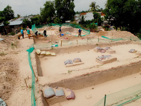 Nhiều mộ táng, di vật được khai quật ở di tích Động Bà Hòe ảnh 1