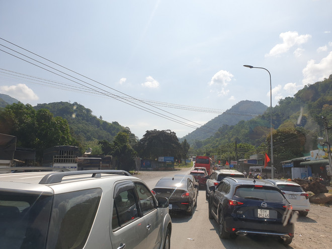 Kẹt xe tại đèo Bảo Lộc, đoàn đua xe đạp tranh cúp TH xuất phát chậm ảnh 1