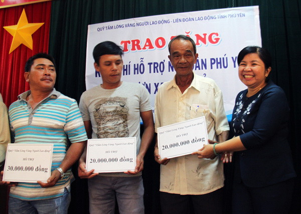 Hoạt động trao quà cho ngư dân được nhiều đơn vị thực hiện (Nguồn: TTXVN) Trao học bổng "Tiếp sức con ngư dân đến trường" tại 5 tỉnh ảnh 1