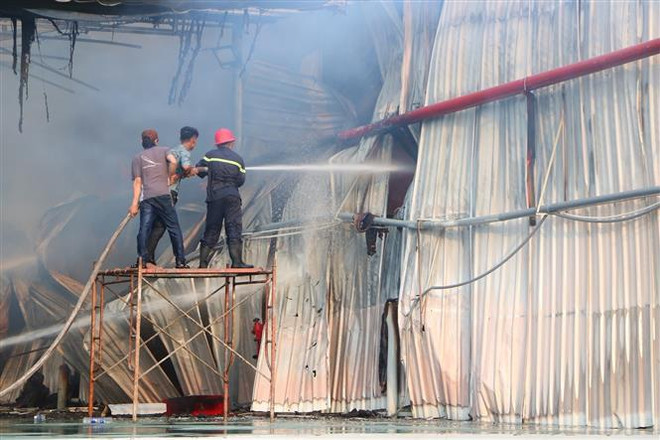 Bình Dương: Đang cháy lớn tại Khu công nghiệp Mỹ Phước 2 ảnh 1