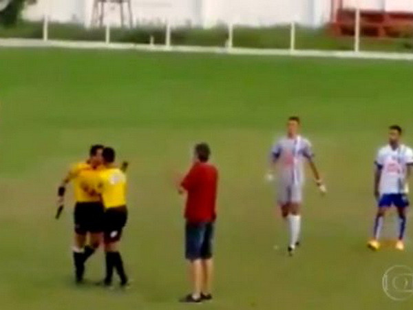 Video cận cảnh trọng tài dùng súng dọa bắn cầu thủ trên sân ảnh 1