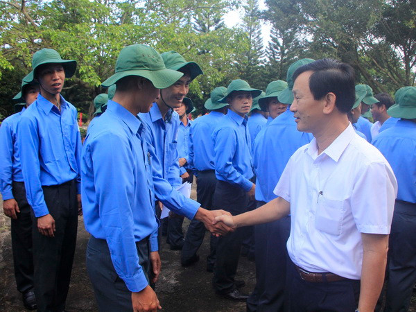 Bí thư Tỉnh ủy Gia Lai Dương Văn Trang động viên các chiến sỹ lên đường làm nhiệm vụ. (Ảnh: Dư Toán/TTXVN) Nỗ lực tìm kiếm, quy tập hài cốt liệt sỹ hy sinh tại Campuchia ảnh 1