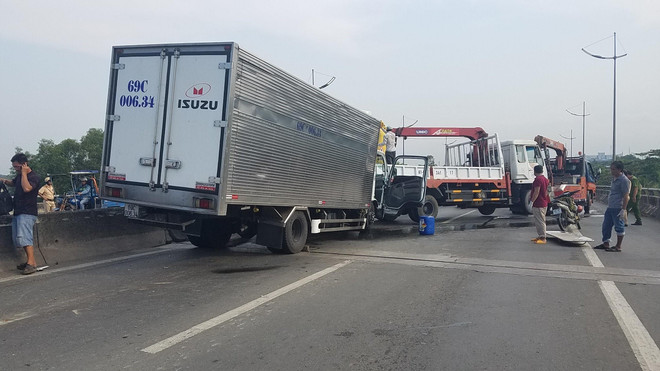 TP.HCM: Xe tải tông đuôi xe tải cẩu, 2 người tử vong tại chỗ ảnh 1