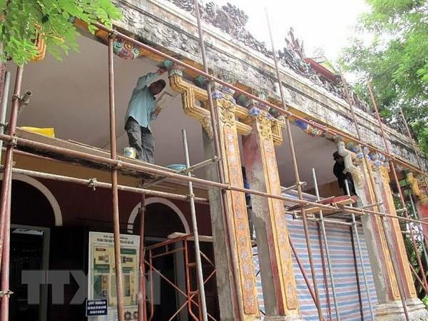 Trùng tu di tích Tam Tòa thuộc hệ thống di tích cố đô Huế. (Ảnh: Quốc Việt/TTXVN) Đẩy mạnh hợp tác quốc tế bảo tồn di sản văn hóa phi vật thể ở Huế ảnh 1