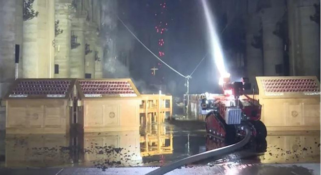 Colossus: Robot chữa cháy góp sức dập lửa cho Nhà thờ Đức Bà Paris ảnh 1