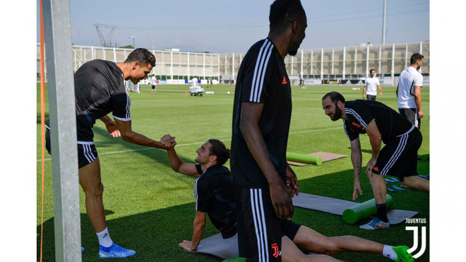 Ronaldo và các đồng đội trên sân tập. (Nguồn: Juventus.com) 'Bà đầm già' Juventus sẵn sàng cho hành trình bảo vệ ngôi vương ảnh 1
