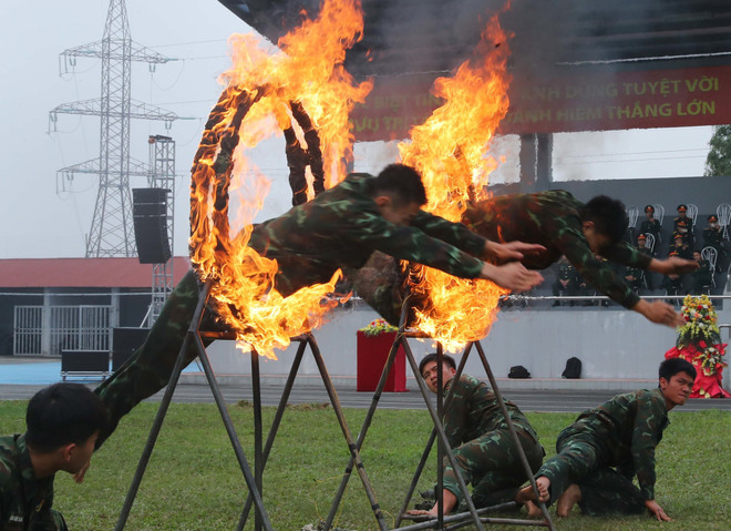 Chiến đấu viên đội chống khủng bố huấn luyện nhảy qua vòng lửa. (Ảnh: Trọng Đức/TTXVN) ttxvn_dac cong 2 (2).jpg