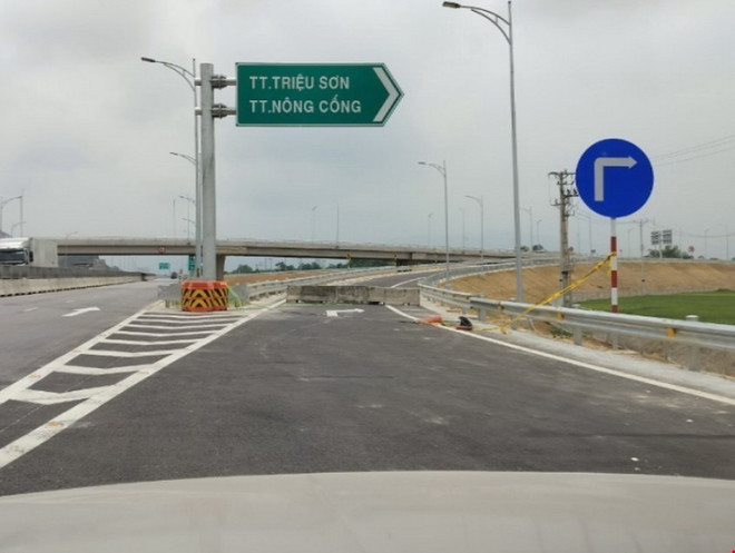 Lối vào nút giao Đồng Thắng (huyện Triệu Sơn) bị chắn lại bởi những khối bê tông to. (Ảnh: Hoa Mai/TTXVN) ttxvn_nut giao dong thang_1.jpg