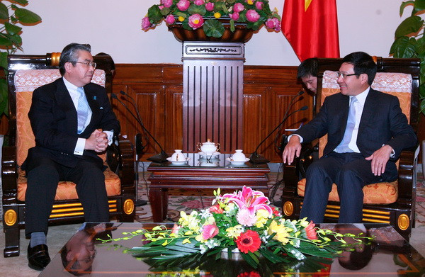 Phó Thủ tướng, Bộ trưởng Bộ Ngoại giao Phạm Bình Minh tiếp đoàn đại biểu Nhật Bản sang dự Đối thoại đối tác chiến lược Việt Nam-Nhật Bản lần thứ 5 do Thứ trưởng Bộ Ngoại giao Nhật Bản Shinsuke Sugiyama dẫn đầu. Ảnh Thống Nhất-TTXVN Đối thoại đối tác chiến lược Việt Nam-Nhật Bản lần thứ 5 ảnh 1