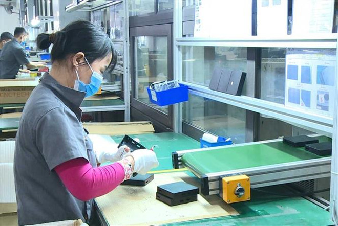Hoạt động sản xuất tại khu công nghiệp Thăng Long tại Vĩnh Phúc. (Ảnh: Nguyễn Thảo/TTXVN) Hội nghị TW 6: Hướng đến hồi phục và phát triển kinh tế bền vững ảnh 1