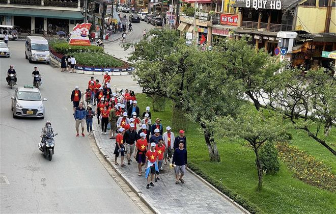 Khách du lịch đến Sa Pa. (Ảnh: Quốc Khánh/TTXVN) Sau 1 năm, Nghị quyết 128 đã đem lại điều gì cho du lịch Việt Nam ảnh 2