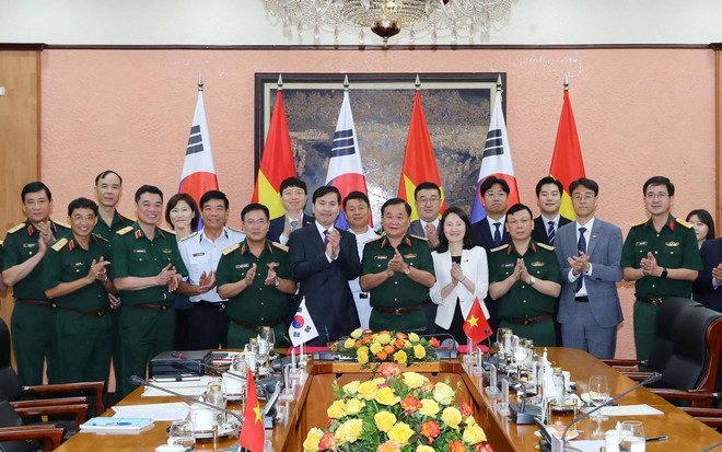 Thượng tướng Hoàng Xuân Chiến, Thứ trưởng Bộ Quốc phòng và Thứ trưởng Bộ Quốc phòng Hàn Quốc Kim Seon Ho cùng đoàn đại biểu hai nước. (Ảnh: Trọng Đức/TTXVN) ttxvn_doi_thoai_chinh_sach_quoc_phong_viet_nam_-_han_quoc_lan_thu_11_2.jpg