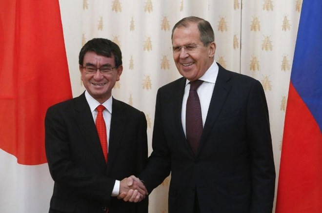 Ngoại trưởng Nhật Bản Taro Kono (trái) và người đồng cấp Nga Sergey Lavrov. (Nguồn: Reuters) Ngoại trưởng Nhật-Nga tìm cách thúc đẩy đối thoại hòa bình ảnh 1