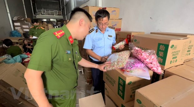 Lực lượng Quản lý thị trường Hà Nội phối hợp với Công an kiểm tra hàng hóa có dấu hiệu vi phạm. (Ảnh: PV/Vietnam+) Bộ Công Thương cảnh báo sớm ngăn chặn gian lận xuất xứ ảnh 1