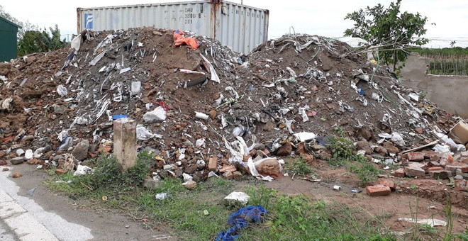 Hà Nội: Rác thải bị đổ trộm tràn ngập Đại lộ Thăng Long ảnh 2