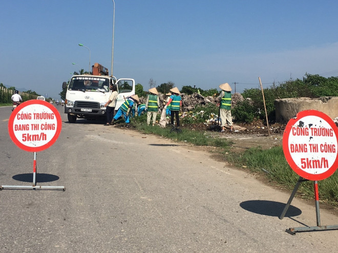 Hà Nội: Rác thải bị đổ trộm tràn ngập Đại lộ Thăng Long ảnh 3