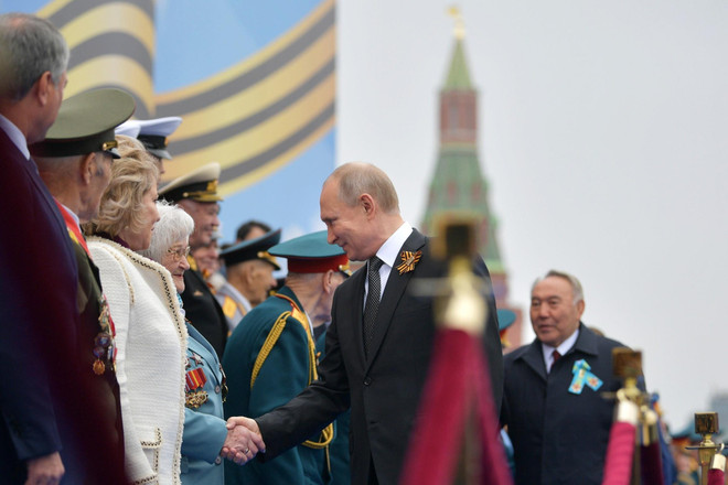 Tổng thống Nga Vladimir Putin tại lễ diễu binh kỷ niệm Ngày Chiến thắng trên Quảng trường Đỏ ở thủ đô Moskva, Nga, ngày 9/5/2019. (Ảnh: AFP/ TTXVN) Lễ diễu binh hoành tráng kỷ niệm 74 năm Chiến thắng phátxít tại Nga ảnh 1