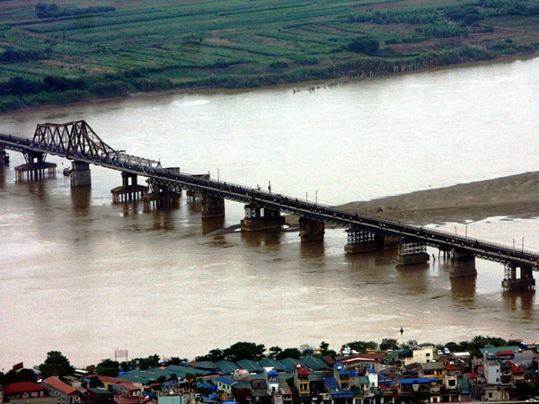 Toàn cảnh cầu Long Biên bắc qua sông Hồng. (Ảnh: Trọng Đức/TTXVN) Cầu đường sắt qua sông Hồng: Ưu tiên phương án cách cầu Long Biên 75m ảnh 1