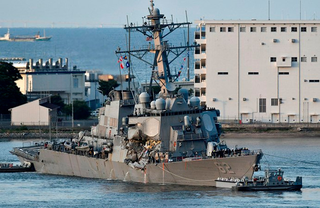 Chiếc tàu USS Fitzgerald bị hư hỏng sau vụ va chạm được đưa về cảng ở Yokosuka, Nhật Bản ngày 18/6. (Nguồn: EPA/TTXVN) Mỹ kết thúc cuộc tìm kiếm và cứu hộ tàu khu trục Fitzgerald ảnh 1