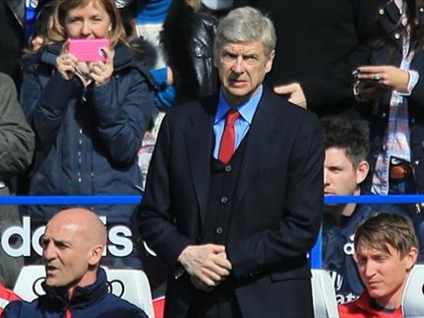 HLV Wenger không muốn mắc sai lầm như Sir Alex ảnh 1