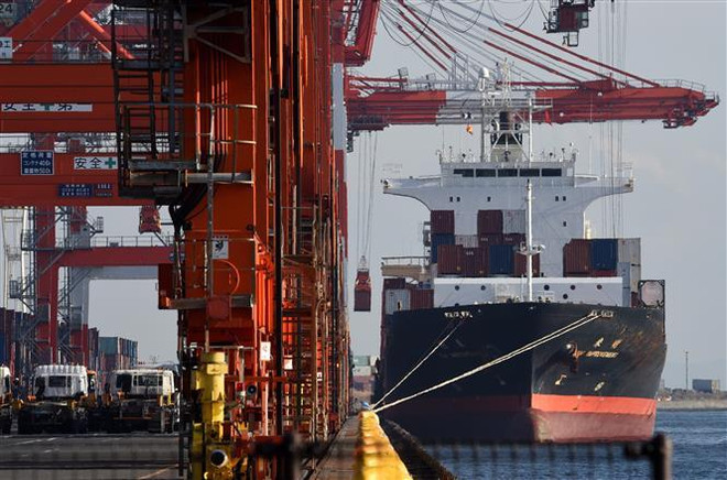 Tàu hàng neo đậu tại cảng quốc tế Tokyo, Nhật Bản. (Ảnh: AFP/TTXVN) Giới chuyên gia dự báo về tác động của FTA Mỹ-Nhật đối với Hàn Quốc ảnh 1