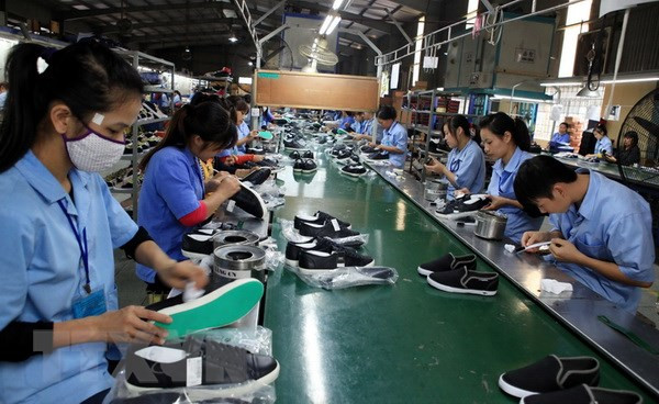 Sản xuất giày xuất khẩu. (Ảnh: Trần Việt/TTXVN) Đẩy mạnh xuất khẩu sang thị trường Brazil trong năm 2022 ảnh 1