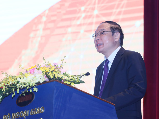 Thứ trưởng Bộ Tài nguyên và Môi trường Lê Công Thành tham luận về vấn đề biến đổi khí hậu. (Ảnh: Lâm Khánh/TTXVN) Xây dựng nền ngoại giao toàn diện, hiện đại trong kỷ nguyên số ảnh 3