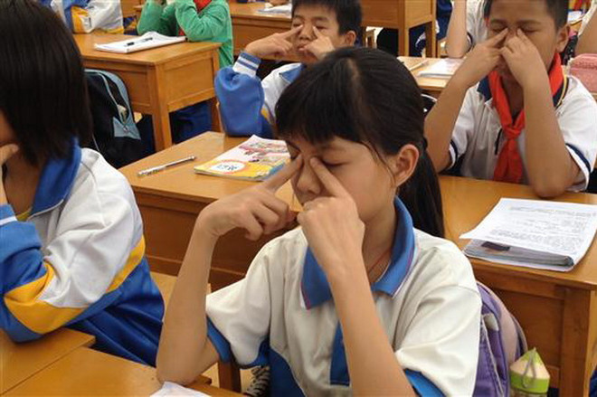 [Video] Massage thư giãn mắt ngày càng phổ biến ở Trung Quốc ảnh 1