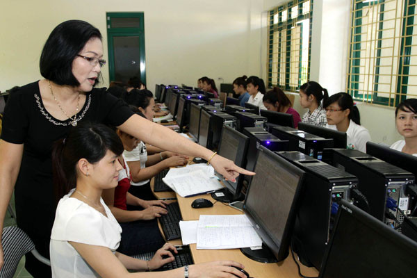Giờ thực hành của sinh viên khoa Công nghệ thông tin và truyền thông, Trường Đại học Hồng Đức. (Ảnh: Minh Quyết/TTXVN) Nhật dành 60 triệu yen hỗ trợ đào tạo nhân lực công nghệ Việt ảnh 1
