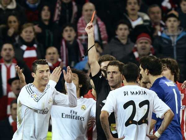 Trọng tài Gamez nhận tin sốc sau khi rút thẻ Ronaldo ảnh 1