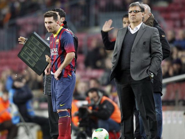 Iniesta và Messi đang là gánh nặng của Barcelona ảnh 1