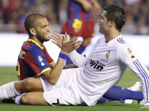 Alves thừa nhận Ronaldo hay hơn Messi và Ribery ảnh 1