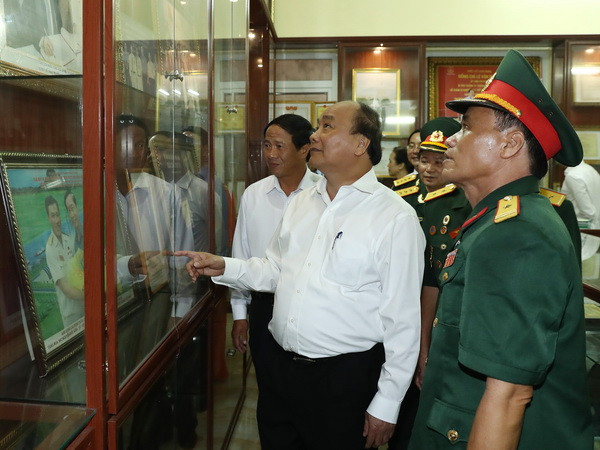 Thủ tướng thăm Xí nghiệp Thương binh Quang Minh tại Hải Phòng ảnh 2