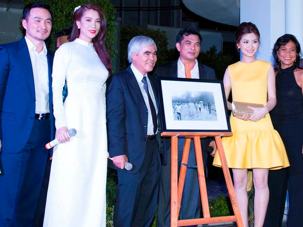 Phóng viên Nick Út về Việt Nam bán đấu giá ảnh làm từ thiện ảnh 1