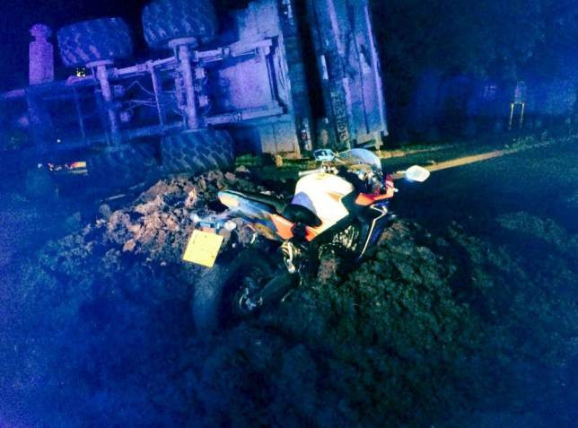 Người lái môtô thoát chết hy hữu khi đâm vào đống...phân ảnh 1