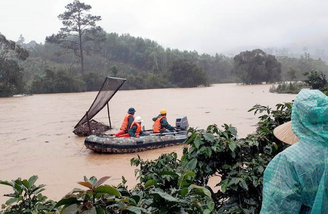 Vụ lũ cuốn trôi cầu ở Lâm Đồng: Tìm thấy thi thể nữ du khách thứ hai ảnh 2