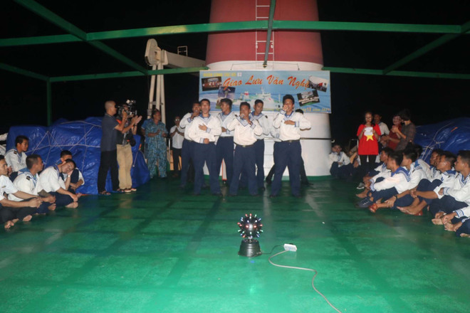 Sức xuân nơi đầu sóng: Sự kiện đặc biệt trên boong tàu 561 Hải quân ảnh 3