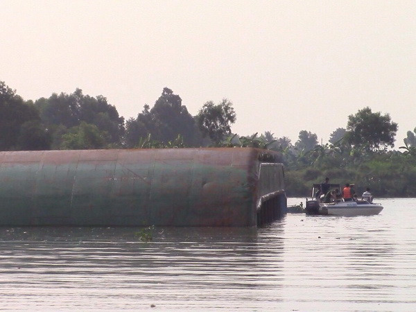 Sà lan chở cát lật trên sông Đồng Nai, 3 người cùng gia đình mất tích ảnh 1