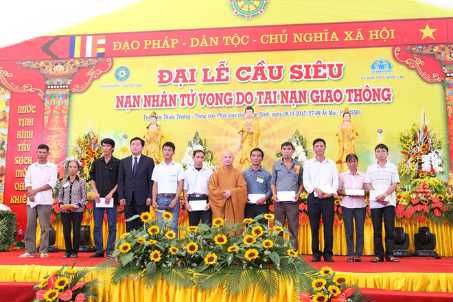 Hàng nghìn người cầu siêu cho nạn nhân tử vong tai nạn giao thông ảnh 2