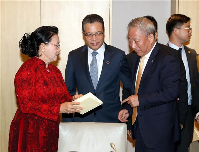 Chủ tịch Quốc hội Nguyễn Thị Kim Ngân tiếp các doanh nghiệp Trung Quốc ảnh 1