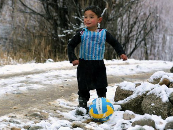 Messi mang tin vui đến với cậu bé mặc áo đấu làm từ túi nilon ảnh 1