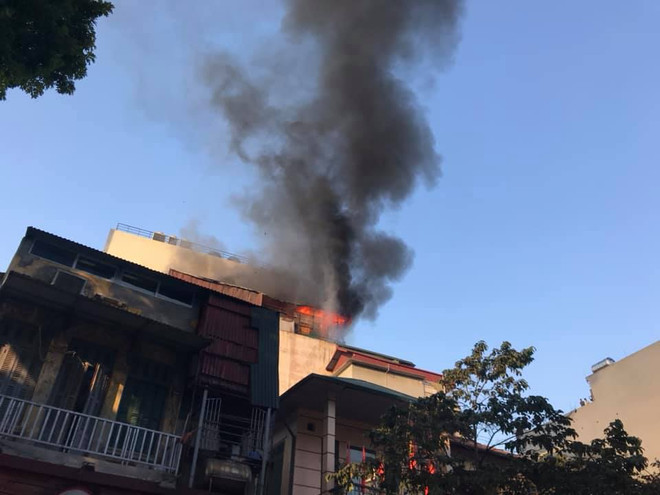 Hà Nội: Cháy lớn tại quán karaoke Nhất Thống trên phố Thi Sách ảnh 1