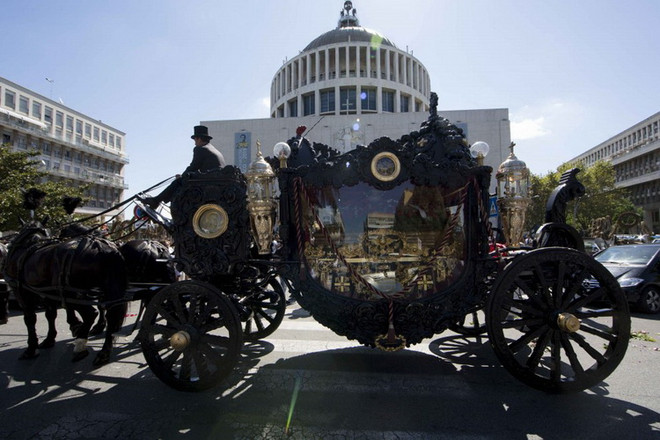 Trùm mafia Rome gây sốc bằng đám tang theo kiểu phim "Bố già" ảnh 1